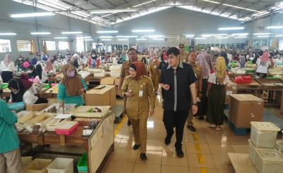 TINJAU KARYAWAN PABRIK