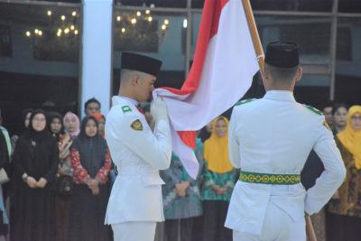 MENCIUM BENDERA MERAH PUTIH