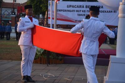 MELIPAT BENDERA MERAH PUTIH