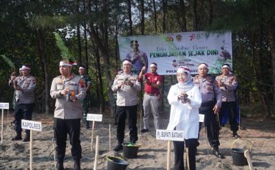 Peringati HUT Ke-78 RI, Polres Batang Tanam 1.000 Pohon Untuk Lestarikan Negeri