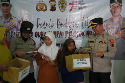 Peduli Literasi, Polres Batang Bagikan Buku Gratis
