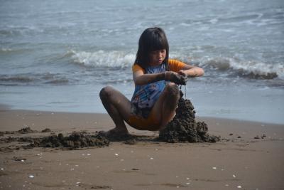 BERMAIN PASIR di PANTAI UJUNGNEGORO