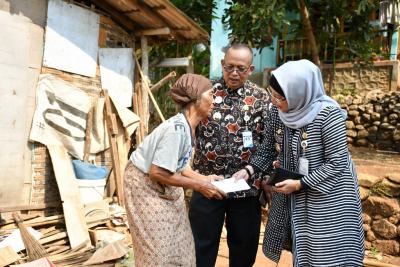BERIKAN BANTUAN SOSIAL