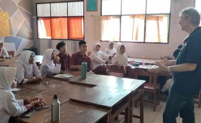 Dikunjungi Pengajar Australia, Yohad Ajak Mr. Martin Ngopi