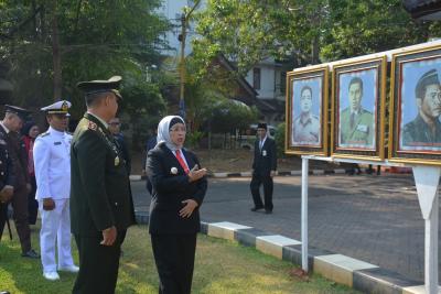 LIHAT FOTO PAHLAWAN