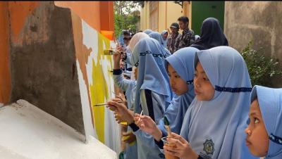 Gandeng Serbuk Pensil, Siswa SDIT Berekspresi Lewat Mural