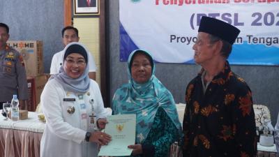 Pj Bupati Batang Serahkan 229 Sertifikat Tanah di Proyonanggan Tengah