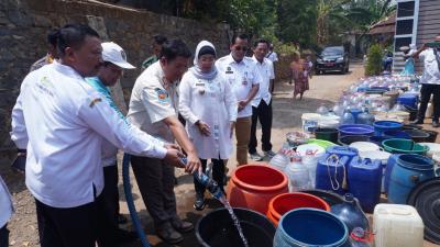 Peringati HUT Ke-52, KORPRI Batang Distribusikan Air Bersih Untuk Warga Kekeringan