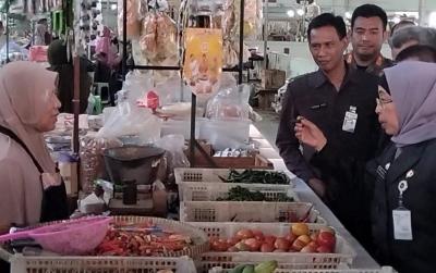 Harga Rawit Merah Melejit, Bikin Pedagang Menjerit