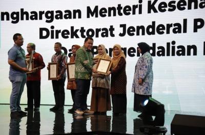 Dinkes Batang Peroleh Penghargaan Cakupan Imunisasi T2+