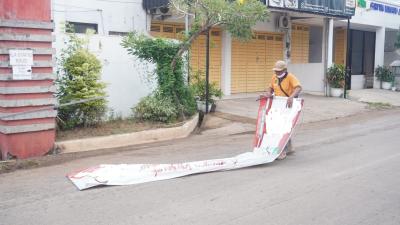 Bertindak Cepat, Bawaslu Batang Tertibkan APS dan APK Pemilu