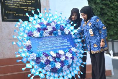 LETAKKAN KARANGAN BUNGA