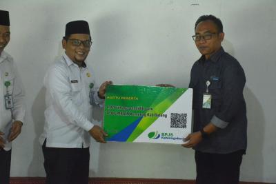 6.109 Tenaga Pendidik Guru TPQ dan Madin Kemenag Batang Terima Kartu Bpjamsostek