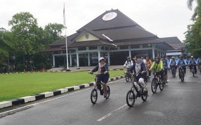 Meriahkan HUT Korpri Ke-52, Pj Bupati Batang dan Kepala OPD Bersepeda Santai Bersama