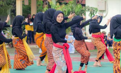 Tumbuhkan Minat Berkesenian, Puluhan Pelajar Tampilkan Tari Sesonderan