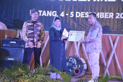 Pj Bupati Batang Dianugerahi PGRI Award