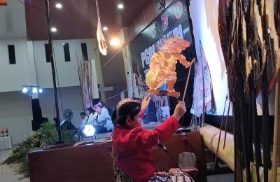 Eel Kembali Tampil Memukau di Puncak HUT PGRI