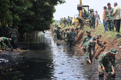 BERSIHKAN ALIRAN SUNGAI KALISONO