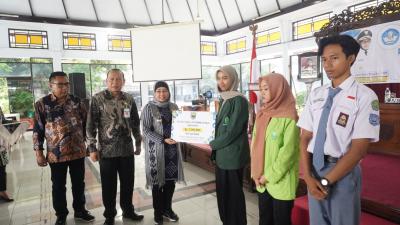 Upaya Tingkatkan IPM, Pemkab Batang Berikan Beasiswa Mulai Tingkat SMA Hingga Mahasiswa