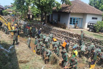 Kurangi Risiko Banjir, Ratusan Prajurit Kodim Batang dan Masyarakat Normalisasi Sungai Krungsung