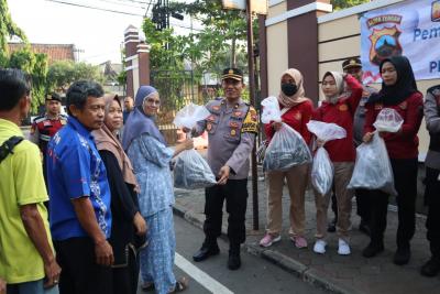 Perbaiki Gizi Anak Stunting, Polres Bagikan Ikan Segar
