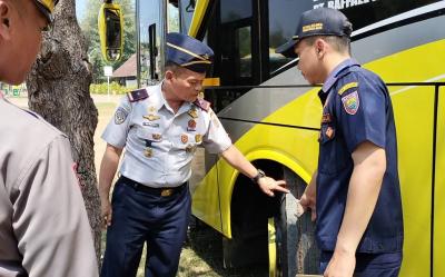 CEK KONDISI BAN PADA BUS