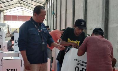 Kejar Target, KPU Terjunkan Puluhan Perakit Kotak Suara