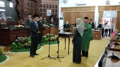 Ketua DPRD Batang Lantik Yoeny Wahyu Hidayatie Sebagai Anggota DPRD Pengganti Antar Waktu di Kabupat