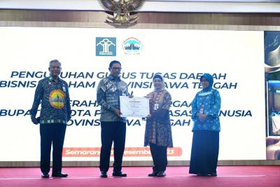 Pj Bupati Batang Terima Penghargaan Kabupaten Peduli HAM Tingkat Nasional