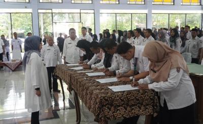 pj-bupati-batang-lantik-1-341-pppk