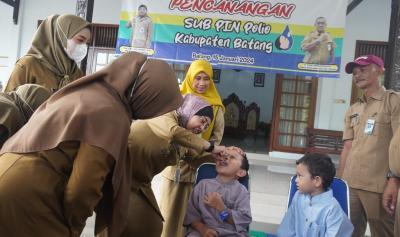 Pj Bupati Batang Berikan Imunisasi PIN Polio Ke Anak Sebagai Pencegahan