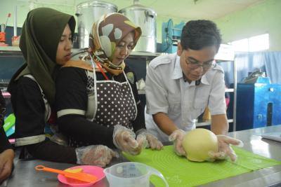 PELATIHAN BUAT ADONAN KUE