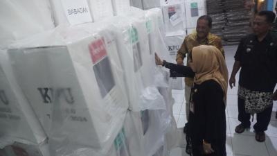 Pj Bupati Batang Tinjau Logistik Pemilu di Tingkat Kecamatan