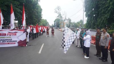 Peringati Haul Kiai Surgi, 1.500 Pasukan Kirab Bendera Merah Putih Sepanjang 200 Meter