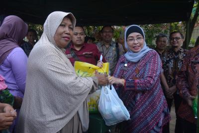 400 Paket Sembako Diserbu Warga Batang