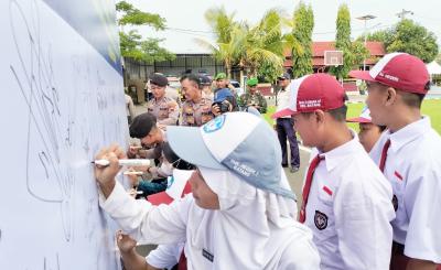 Upayakan Keselamatan Jalan, Lintas Komunitas Bubuhkan Tandatangan