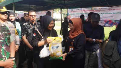 400-paket-sembako-ratusan-warga-rela-antre-operasi-pasar-murah-di-batang