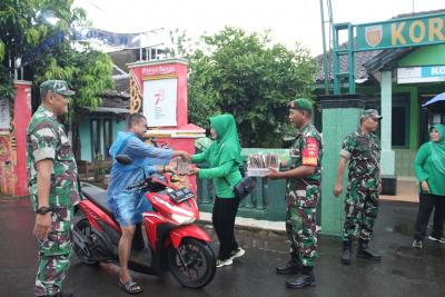 Tebar Berkah, Koramil Subah Bagikan Takjil