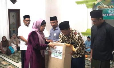 berikan-bantuan-kursi-lipat