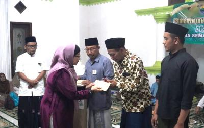 berikan-santunan-ke-takmir-masjid