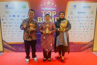 Pj Bupati Batang Dan Direktur PT BPR Bapera Raih Penghargaan Top BUMD Award 2024