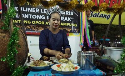 PEDAGANG KENAKAN KEBAYA