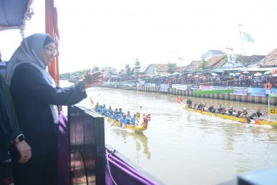 menyaksikan-lomba-dayung-tradisonal