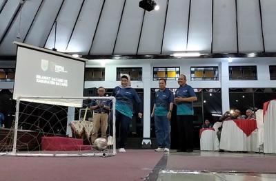 Pj Bupati Batang Tendang Bola, Tandai Pembukaan Popda