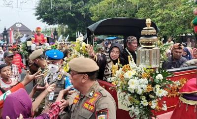 Tradisi Sawur Iringi Kirab Budaya Hari Jadi Batang