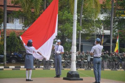 KIBARKAN BENDERA MERAH PUTIH