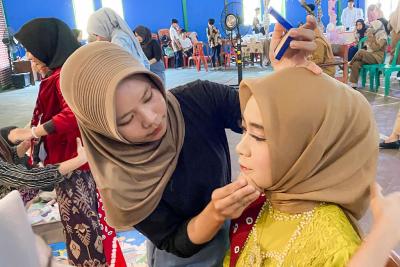 Semangat Smabah Pamerkan Kepiawaiannya Berbisnis Rias Wajah