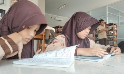 Persaingan Sengit Buku dan Gawai