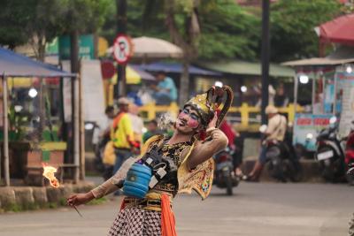 Seniman Wayang Jalanan Hidupkan Cerita Klasik