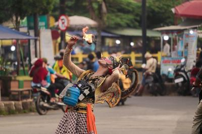 SENIMAN WAYANG ORANG